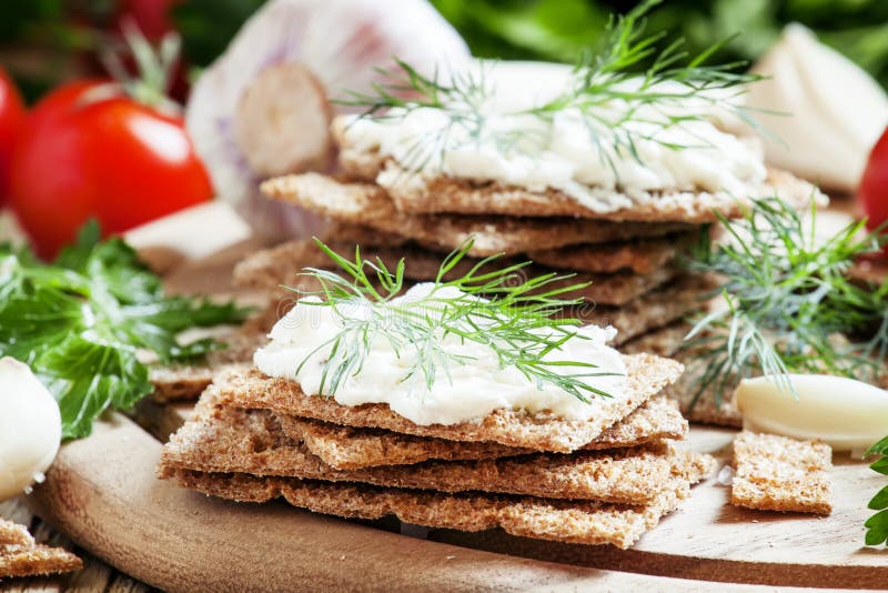 Frasigt bröd med mjuk ost och örter, selektiv fokus arkivbild Frasigt bröd med mjuk ost och örter, selektiv fokus arkivbild