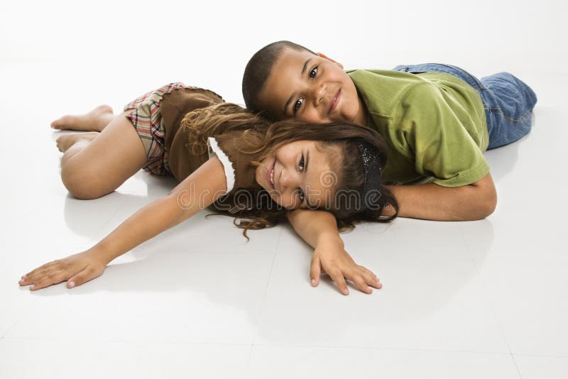 Fratello e sorella che sorridono insieme. fotografia stock libera da diritti Fratello e sorella che sorridono insieme. fotografia stock libera da diritti