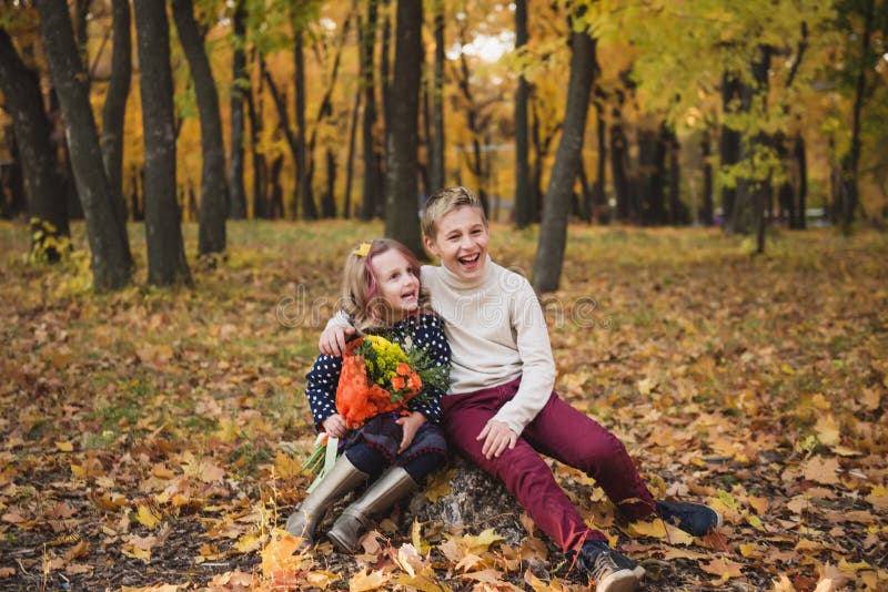 Fratello E Sorella Nella Sosta Di Autunno Risata Dei Bambini Fotografia 