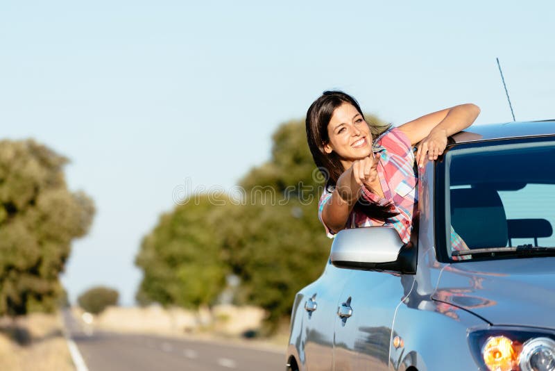 Frau auf Auto roadtrip Freiheit genießend