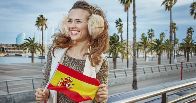 Frau auf Damm mit der spanischen Flagge, die Abstand untersucht lizenzfreies stockfoto Frau auf Damm mit der spanischen Flagge, die Abstand untersucht lizenzfreies stockfoto