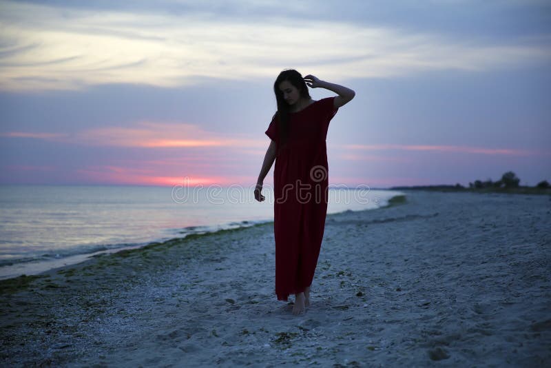 Frau auf der Seek? ste auf Sonnenuntergang lizenzfreie stockbilder