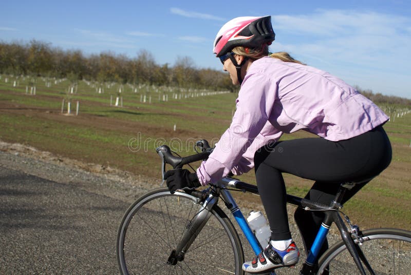 Frau auf Fahrrad lizenzfreies stockfoto Frau auf Fahrrad lizenzfreies stockfoto
