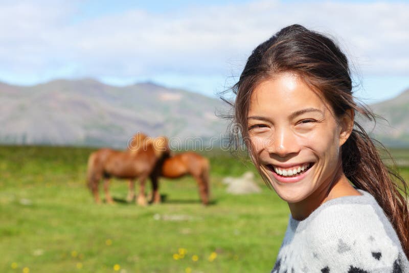Frau auf Island lächelnd mit isländischen Pferden stockfoto Frau auf Island lächelnd mit isländischen Pferden stockfoto