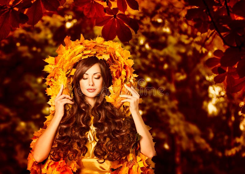 Frau Autumn Outdoors Makeup Portrait, Mode in den Fall-Blättern lizenzfreie stockfotos Frau Autumn Outdoors Makeup Portrait, Mode in den Fall-Blättern lizenzfreie stockfotos