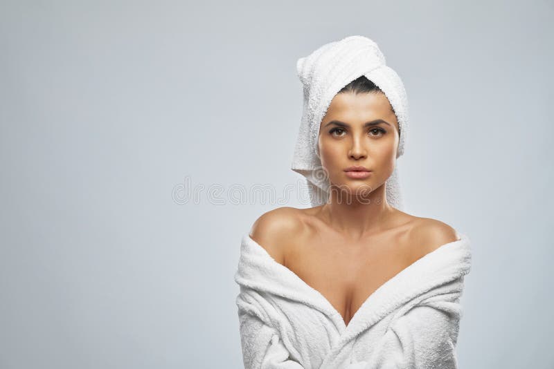 Nackt im bademantel frau Frauen Ziehen