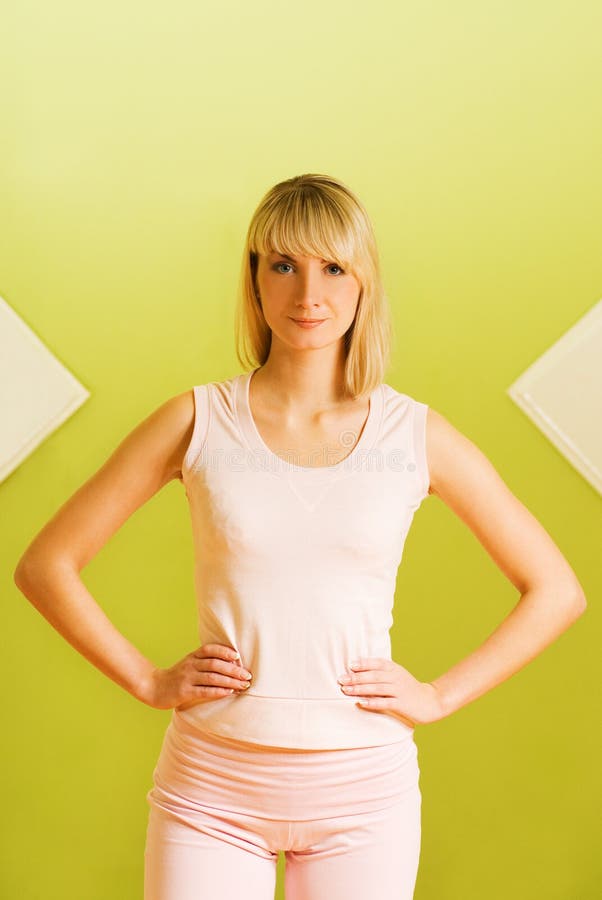 Frau betriebsbereit zur Eignung lizenzfreies stockbild Frau betriebsbereit zur Eignung lizenzfreies stockbild