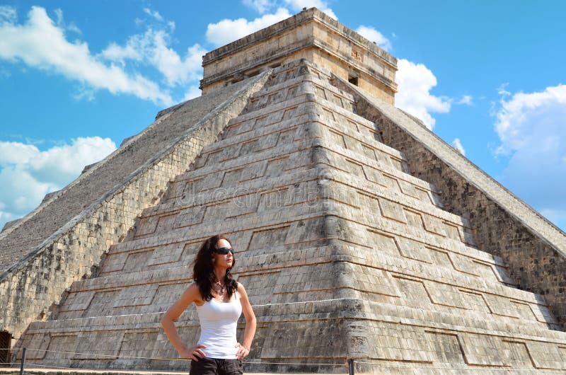 Frau in Chichen Itza Mexiko lizenzfreies stockbild Frau in Chichen Itza Mexiko lizenzfreies stockbild