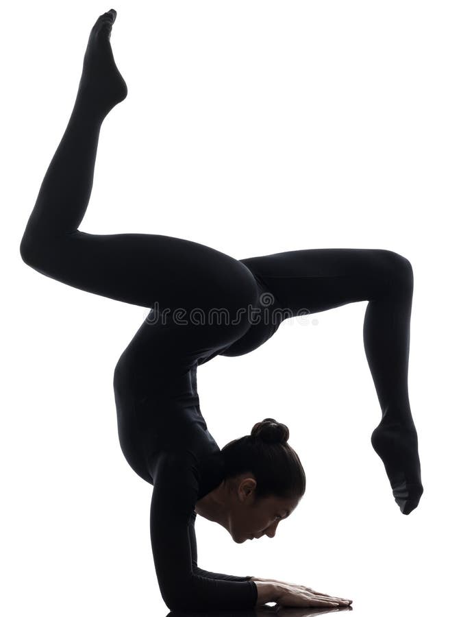 Frau contorsionist, das gymnastisches Yoga ausübt   Schattenbild