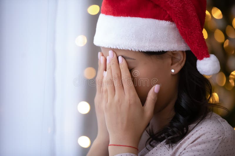 Frau Deprimierte Trauer Weihnachten allein zu Hause zu feiern