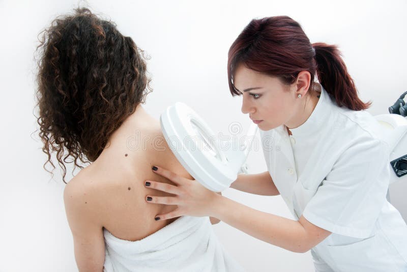 Frau an der Dermatologieprüfung stockfotografie Frau an der Dermatologieprüfung stockfotografie