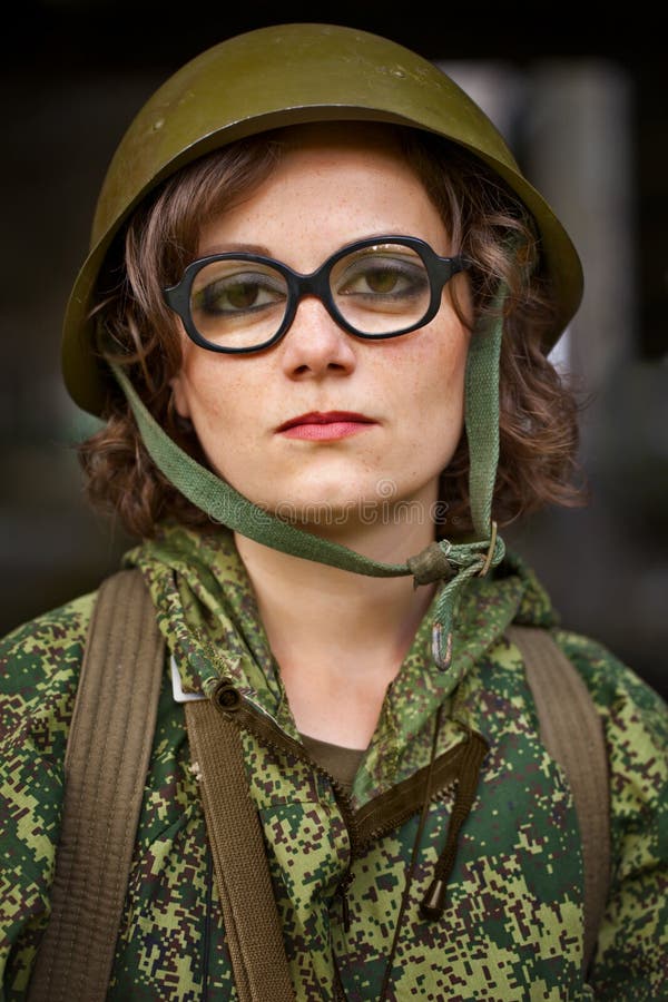 Frau in der Militäruniform lizenzfreies stockfoto Frau in der Militäruniform lizenzfreies stockfoto