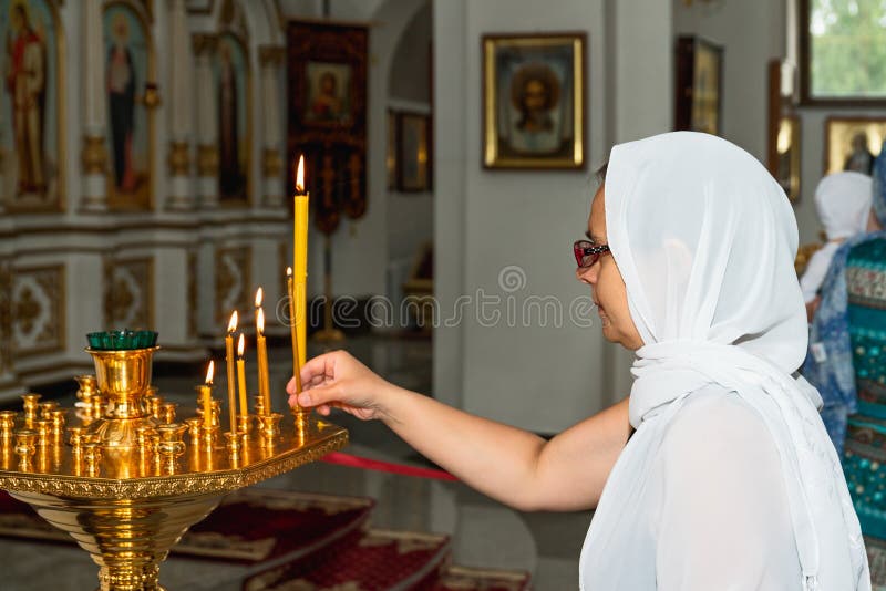 Frau in der orthodoxen Kirche lizenzfreies stockfoto Frau in der orthodoxen Kirche lizenzfreies stockfoto