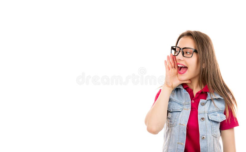Frau in der roten Hemd- und Denimjacke, die Hand nahe Mund das Schreien nennend hält stockbilder Frau in der roten Hemd- und Denimjacke, die Hand nahe Mund das Schreien nennend hält stockbilder