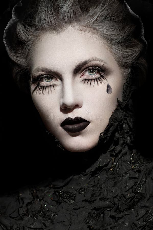 Frau in der schwarzen Kleidung mit ausdrucksvollem dunklem Make-up stockbild
