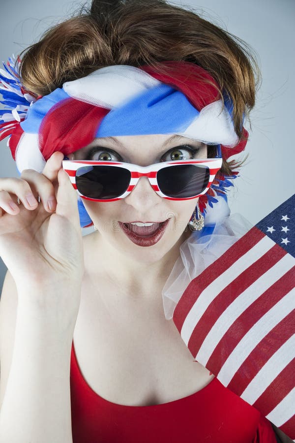 Frau, die amerikanische Flagge hält stockfotos Frau, die amerikanische Flagge hält stockfotos