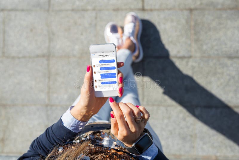 Frau, die APP der sofortigen Mitteilung am Handy verwendet stockbild