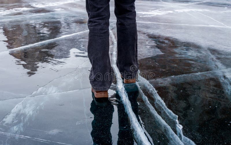 Frau, die auf blaues gebrochenes Eis vom gefrorenen Baikalsee geht