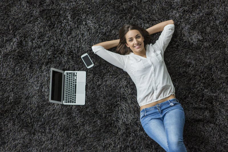 Frau, die auf den Teppich legt lizenzfreie stockfotos Frau, die auf den Teppich legt lizenzfreie stockfotos