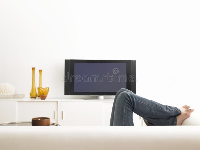 Frau, die auf Sofa liegt lizenzfreie stockfotos Frau, die auf Sofa liegt lizenzfreie stockfotos