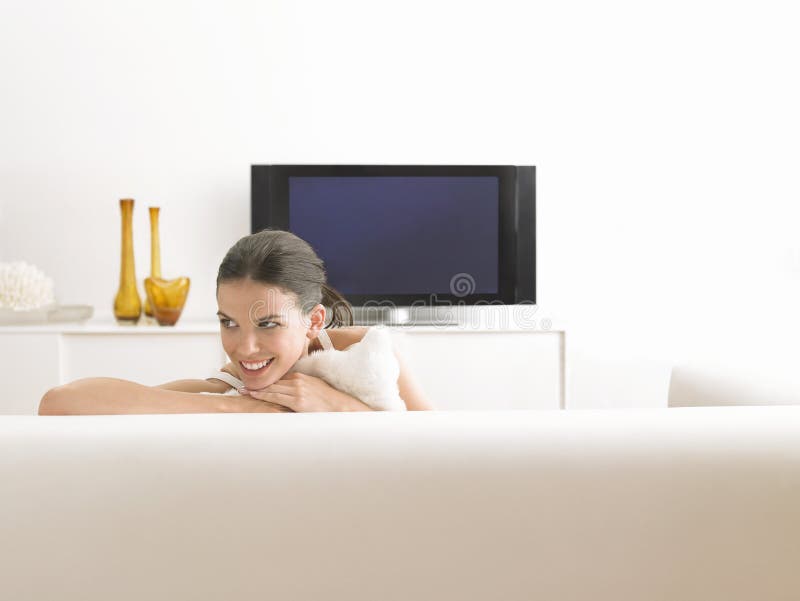 Frau, die auf Sofa In Living Room sich entspannt stockfotos Frau, die auf Sofa In Living Room sich entspannt stockfotos