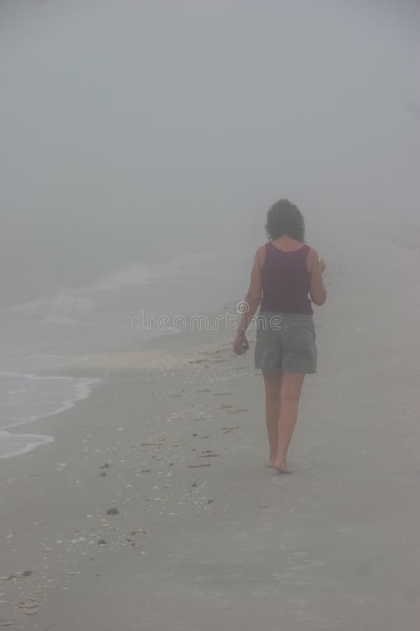 Frau, die auf Strand geht stockfoto Frau, die auf Strand geht stockfoto