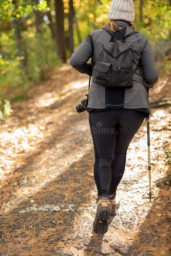 Frau, die auf Weg im Holz wandert lizenzfreies stockfoto Frau, die auf Weg im Holz wandert lizenzfreies stockfoto
