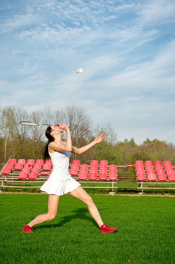 Frau, die Badmintonspiel im Park spielt stockfoto Frau, die Badmintonspiel im Park spielt stockfoto