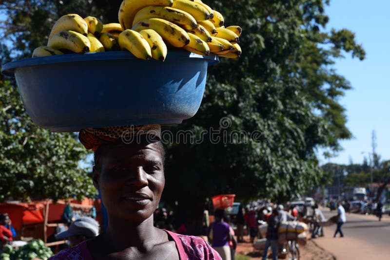 Frau, die Bananen am Markt verkauft Chipata sambia