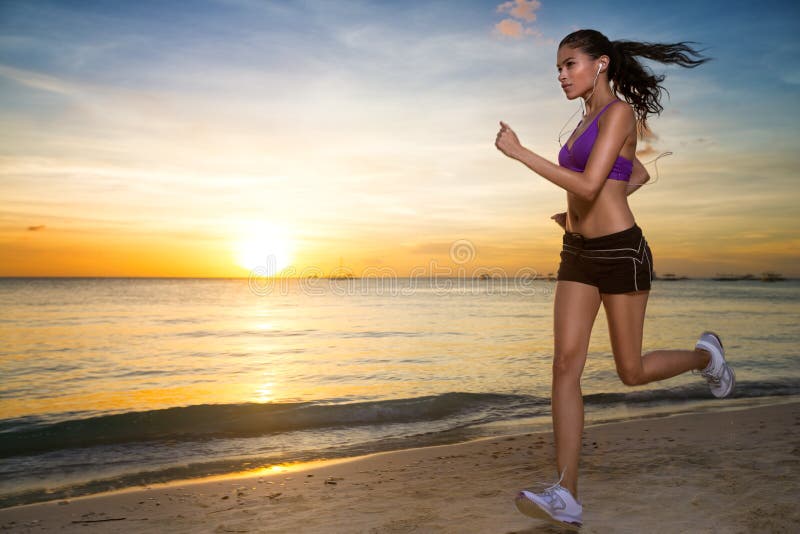 Frau, die bei schönem Sonnenuntergang im Strand läuft lizenzfreies stockfoto Frau, die bei schönem Sonnenuntergang im Strand läuft lizenzfreies stockfoto