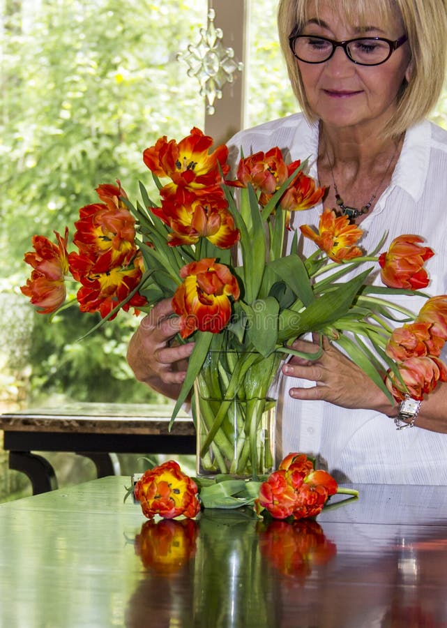 Frau, die Blumenstrauß von bunten Tulpen vereinbart stockfoto Frau, die Blumenstrauß von bunten Tulpen vereinbart stockfoto