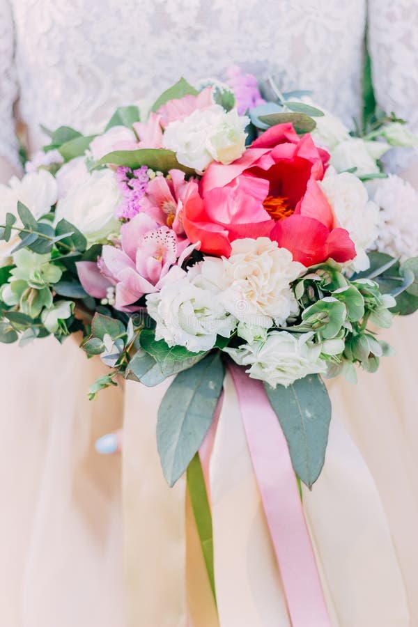 Frau, die bunten Blumenstrauß mit ihren Händen am Hochzeitstag hält Helle Blumen lizenzfreies stockbild Frau, die bunten Blumenstrauß mit ihren Händen am Hochzeitstag hält Helle Blumen lizenzfreies stockbild