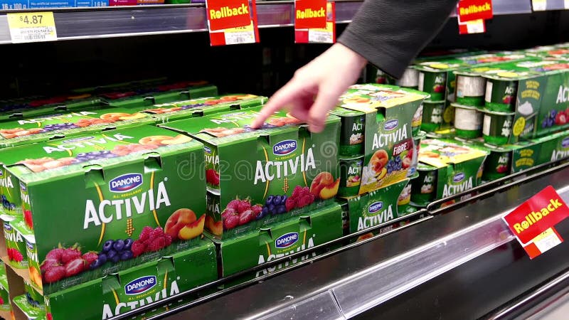 Frau, die Danone Activia-Jogurt kauft