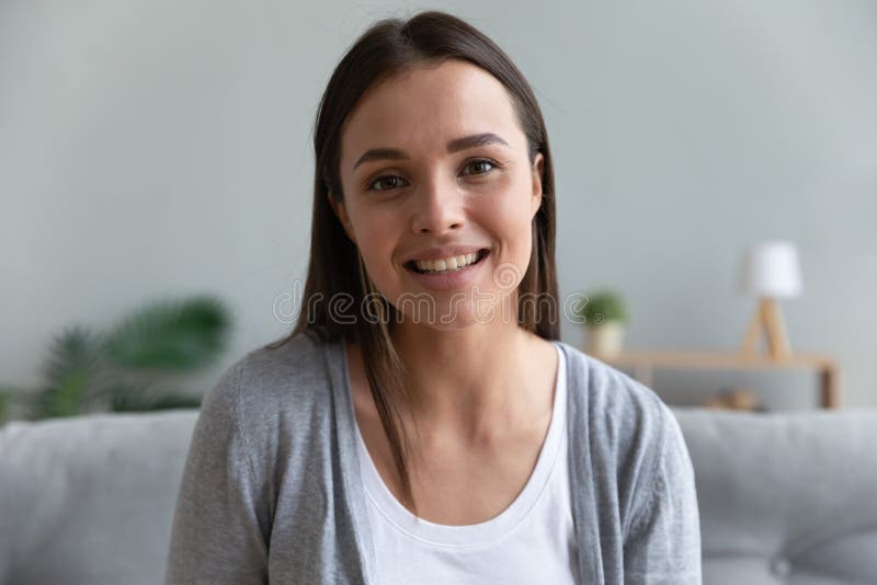 Frau, die das Computerwebcam entfernt führt Vorstellungsgespräch Headshotporträt verwendet lizenzfreie stockfotografie