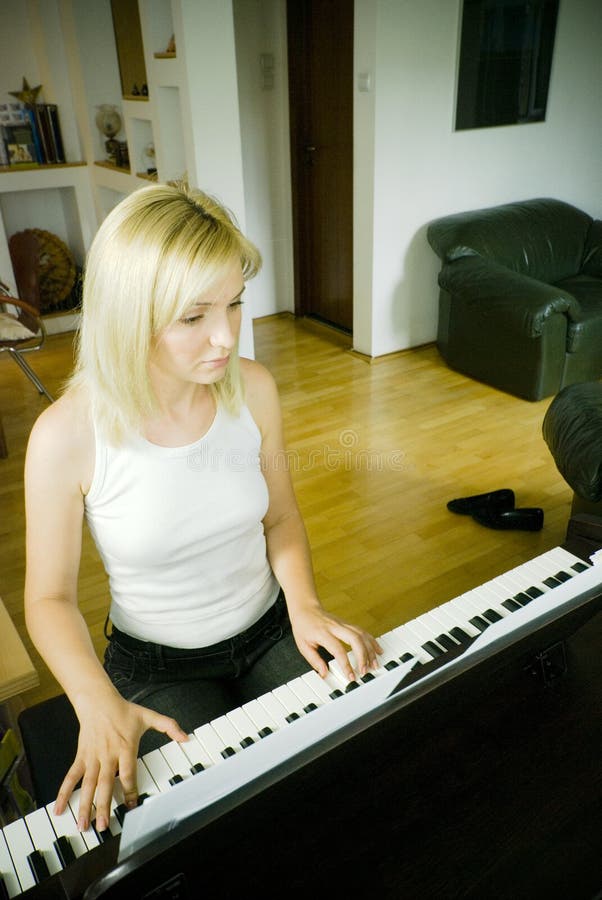 Frau spielt Klavier stockfotografie