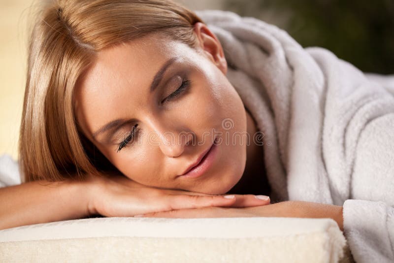 Es Ist Dieser Moment Des Entspannung Am Badekurort Stockfoto Bild von