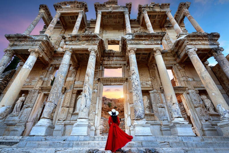 Frau, die in der Bibliothek Celsus in der antiken Stadt Ephesus in Izmir (Türkei) steht lizenzfreies stockfoto Frau, die in der Bibliothek Celsus in der antiken Stadt Ephesus in Izmir (Türkei) steht lizenzfreies stockfoto