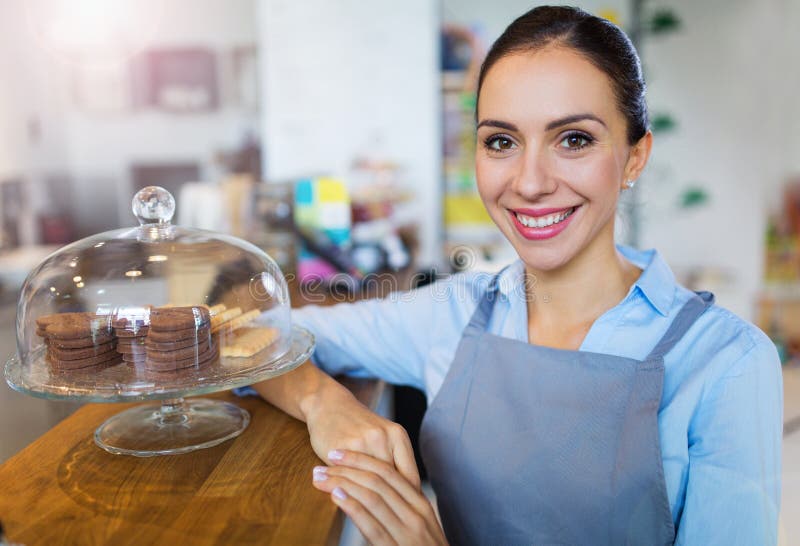 Frau, die in der Kaffeestube arbeitet lizenzfreie stockfotografie Frau, die in der Kaffeestube arbeitet lizenzfreie stockfotografie