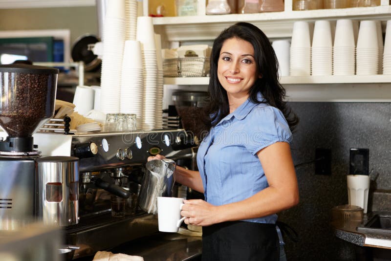 Frau, die in der Kaffeestube arbeitet stockfoto Frau, die in der Kaffeestube arbeitet stockfoto