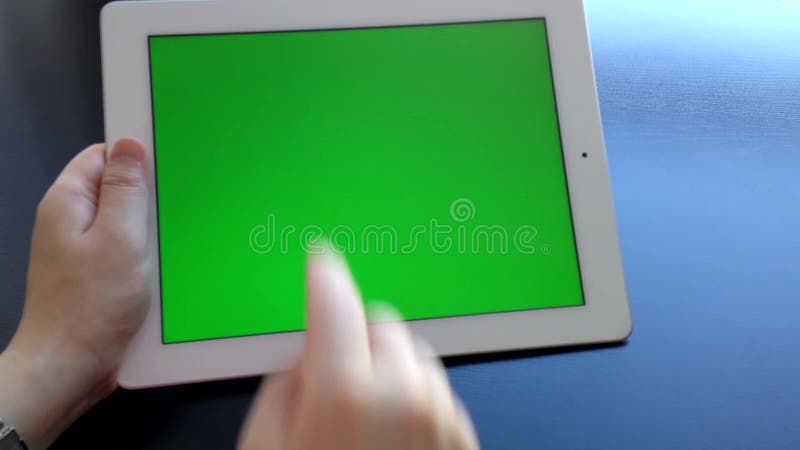 Frau, die digitale Tablette mit einem grünen Schirm verwendet