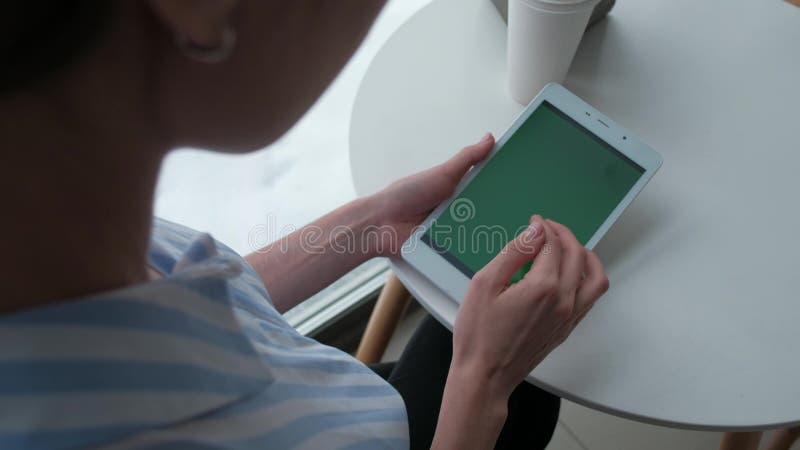 Frau, die digitale Tablette verwendet