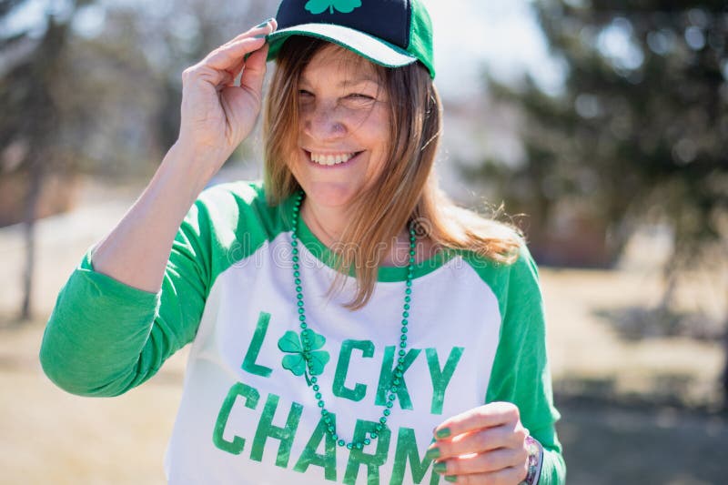 Frau, die draußen Tag St. Pattys im Sonnenlicht lacht und feiert stockfotografie Frau, die draußen Tag St. Pattys im Sonnenlicht lacht und feiert stockfotografie