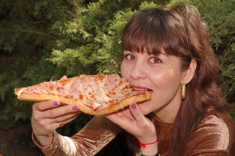 Frau, die ein Sandwich isst stockbilder Frau, die ein Sandwich isst stockbilder