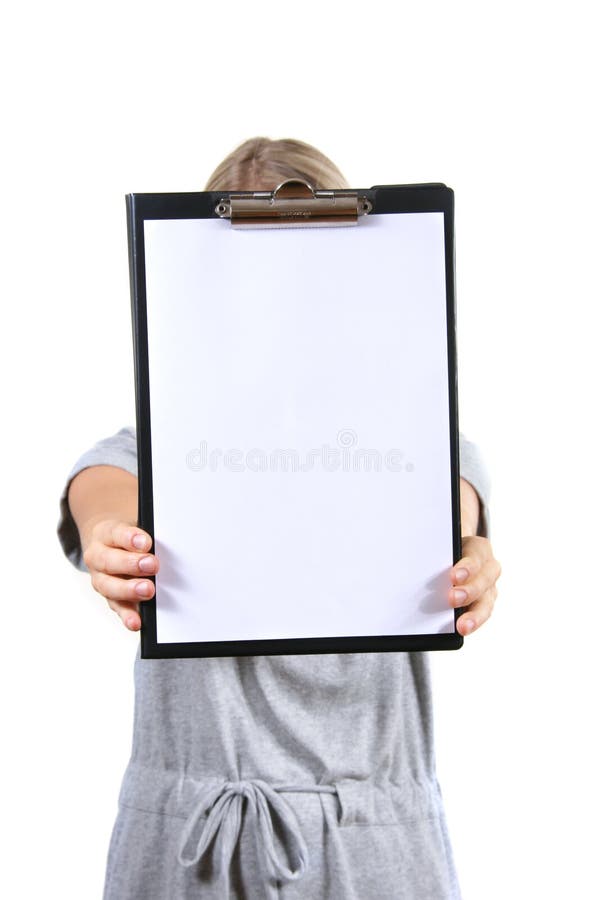 Frau, die ein unbelegtes Klemmbrett anhält lizenzfreies stockbild