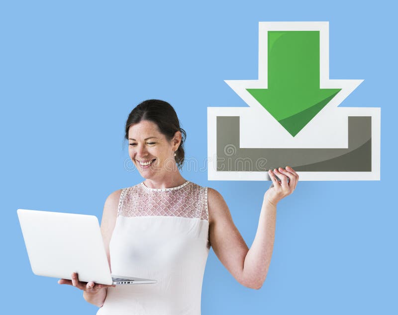 Frau hält ein Download-Symbol und einen Laptop lizenzfreies stockbild