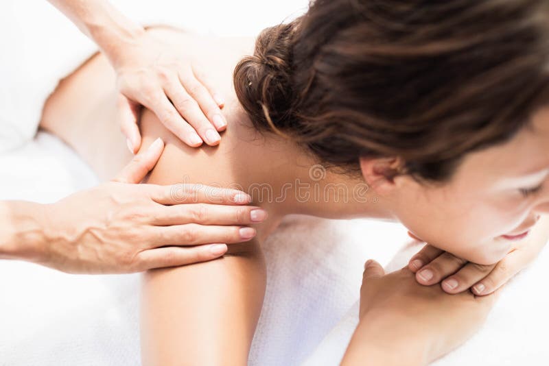 Frau, die eine Rückenmassage vom Masseur empfängt stockbilder Frau, die eine Rückenmassage vom Masseur empfängt stockbilder