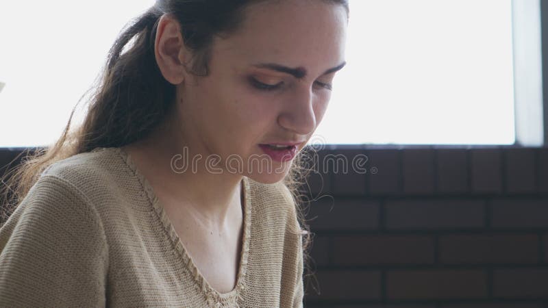 Frau, die eine Skizze am Café zeichnet