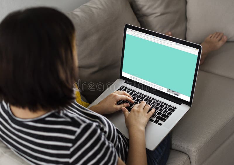 Frau, die an einem Laptop arbeitet lizenzfreies stockbild Frau, die an einem Laptop arbeitet lizenzfreies stockbild