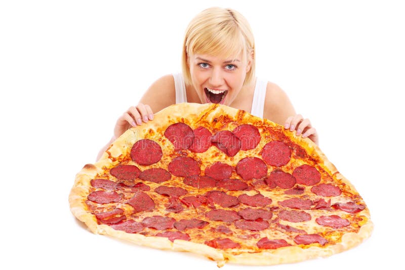 Frau, die enorme Pizza isst