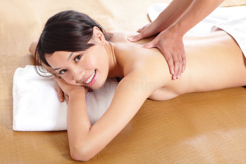 Frau, die entspannende Massage auf ihr zurück hat lizenzfreie stockfotos Frau, die entspannende Massage auf ihr zurück hat lizenzfreie stockfotos